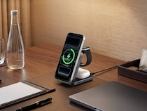 【発熱を防いで爆速充電】冷却ファン搭載！アンカー最⾼峰シリーズの次世代機「3-in-1ワイヤレス充電器」がヤバい…旅行や出張で快適