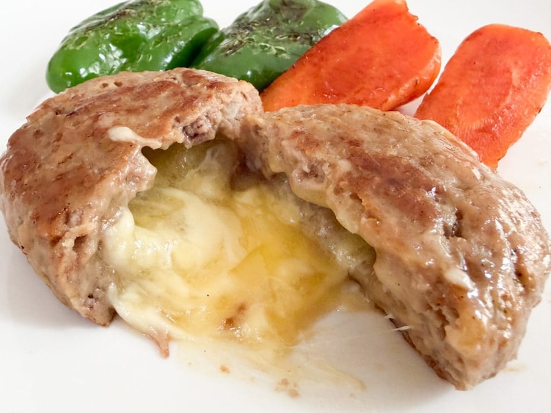 「濃厚チーズソースがとろ〜り！」というキャッチフレーズ通り、ハンバーグにナイフを入れるとチーズソースがとろ〜り溢れ出てきます