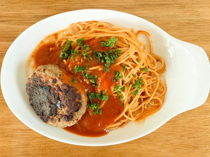 濃厚チーズソースを活かすには、トマトソース味のハンバーグパスタなんかいいんじゃないでしょうか！