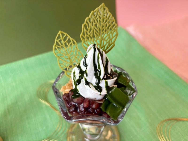 店内仕込みのぷるんとした抹茶ゼリーや濃い抹茶ソース、店内で丁寧に焼き上げた繊細な葉脈の形をした抹茶リーフクッキーなど……トップには、祇園辻利の抹茶を贅沢に使⽤