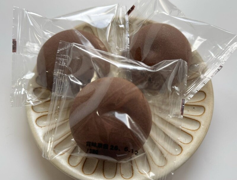 一見、チョコミントとは無縁そうなビジュアルのおまんじゅう。1袋に3個入っていて、個包装なのも嬉しいポイントです