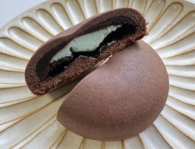 しっとりとしたチョコ風味の生地の中には、ミントクリームとチョコあんがイン