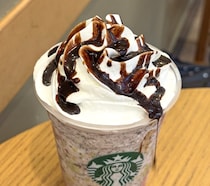 【極上カスタム判明】スタバ新作「イチゴ チョコレート フラペチーノ」実食レポ！マニアの推し“チョコ増し増し”は試す価値あり