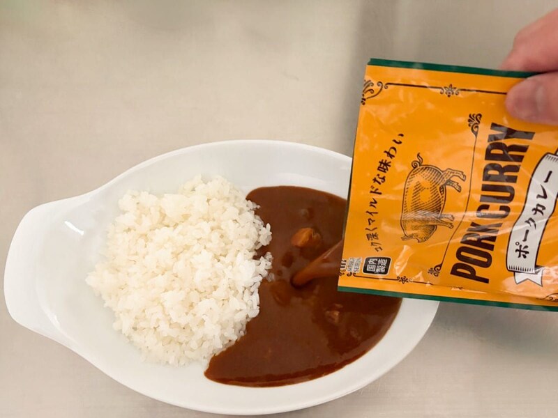 湯せんによりパッケージまで熱々なので、ヤケドに注意しながらライスにトッピング