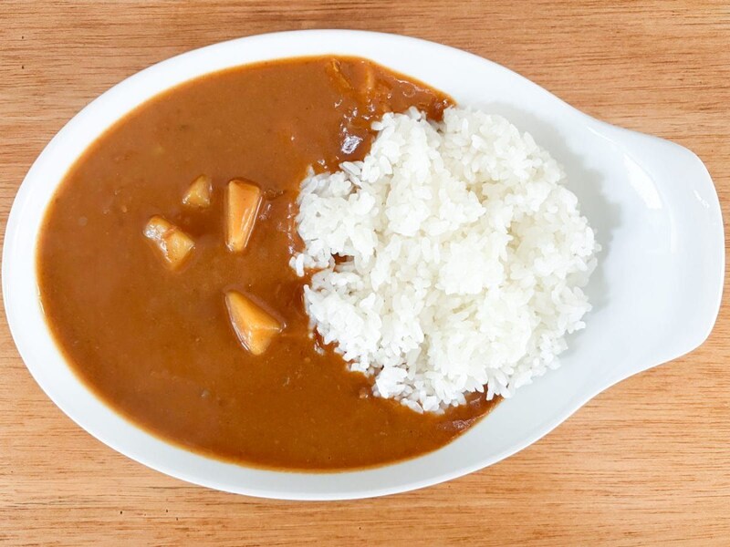 「野菜のカレー」のパッケージには「中辛」と記載されていますが、野菜や牛肉などの旨味が詰まったマイルドな口当たりの甘辛カレーです