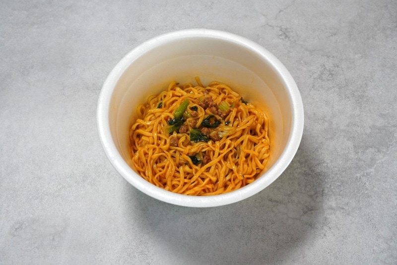 東洋水産「マルちゃん正麺 カップ 汁なし担々麺」辛みはやや控えめで、ごまのコクとチキンの旨みが前面に出ています