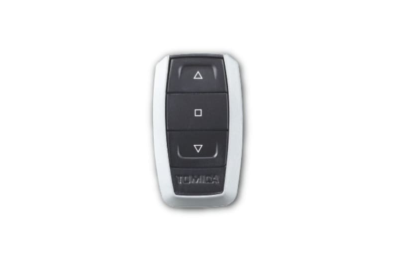 コントローラーは車のスマートキーをイメージし、「トミカ」のロゴをあしらった小さく持ちやすいデザインに