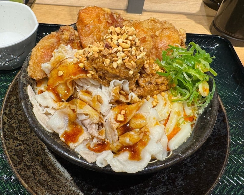 マジで麺が見えない！？2,000kcal超え＆総重量1kgの衝撃「爆担々」