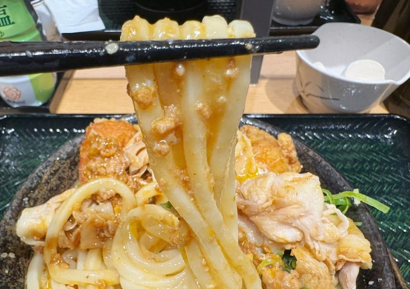 クリーミーなタレがうどんに絶妙に絡み、スルスルと喉を通っていく感覚は快感！