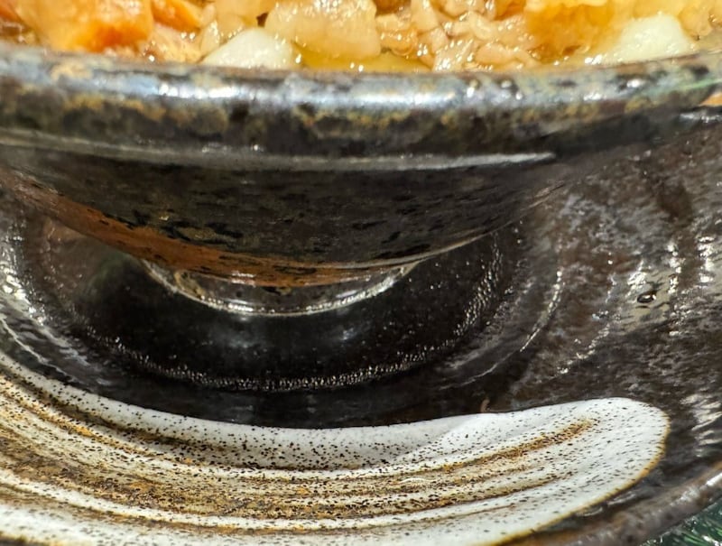 着丼したそばから、だしがあふれ出している