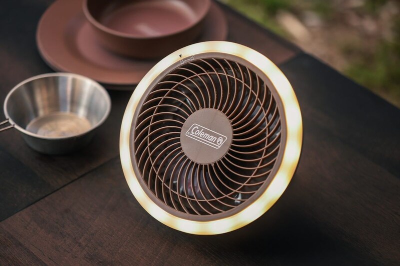 スタンド付きなのでテーブルに置いて使うこともできる