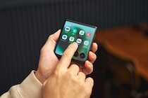 【折りたたみスマホ】iPhoneから乗り換えるなら？“縦折りモトローラ”か“激薄サムスン”か…この最強Androidスマホをガジェットのプロが推す理由
