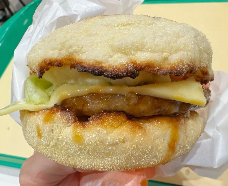 マフィンのもっちり食感と、まろやかなポテトフィリング、甘辛いてりやきソースが見事にマッチ！