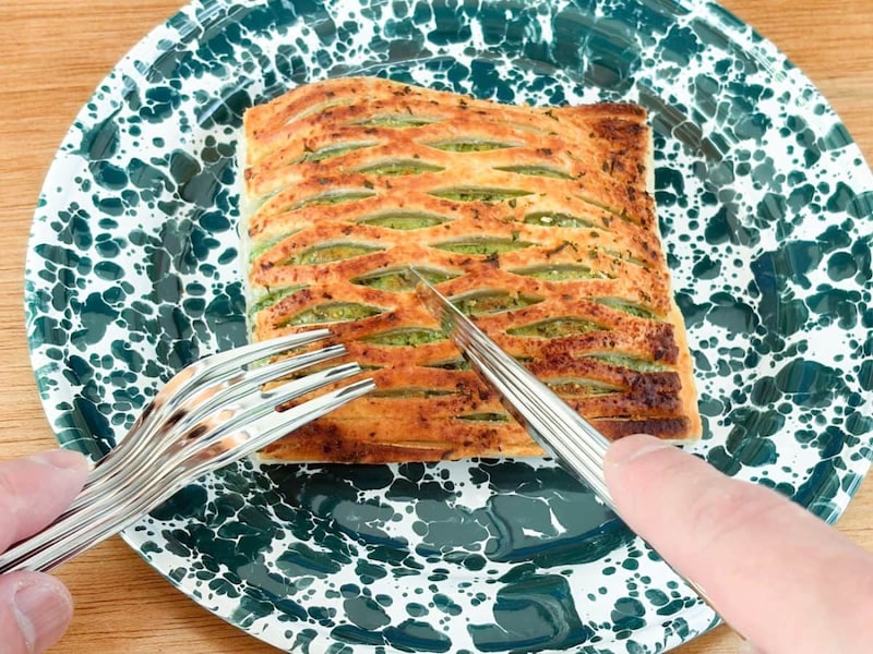 手にとっていきなりかぶりついていいものなのか、それともナイフとフォークで食べるべきなのか？