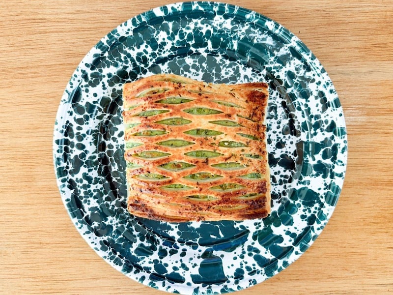 「チェダーチーズとほうれん草のパイ」の焼き上がりは、パイの切れ間がグリーンなのでほうれん草の存在感がありました