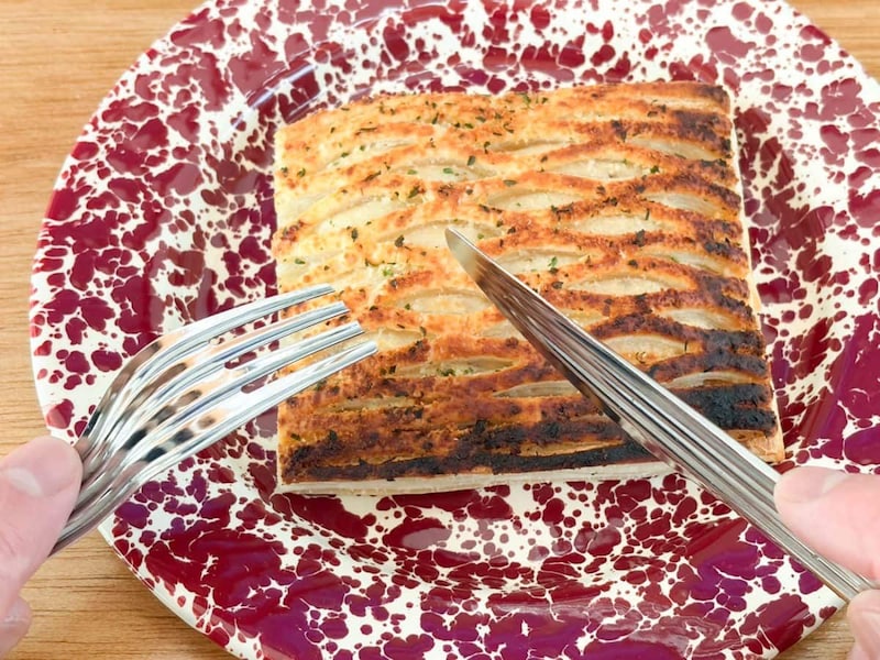 パイの切れ間からはグラタンクリームが見え隠れします