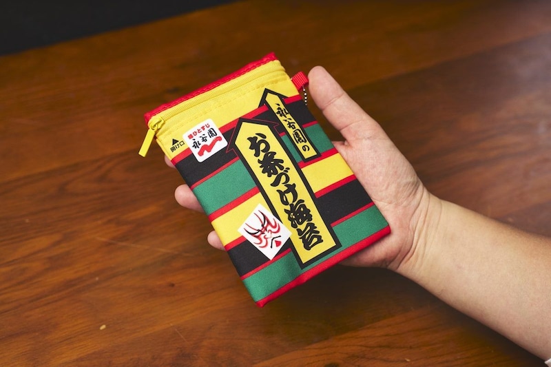 薬や貴重品を入れたり専用ポーチにもなる