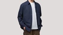 【無印良品で完コピ】全身9,970円「大人の涼しい街ブラコーデ」が最強！広報激推し“風を通すシャツ×ベイカーパンツ”とは？