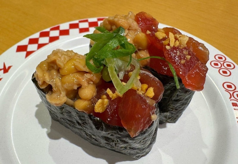 ジャンクな味わいがたまらない「まぐろ納豆ガーリック軍艦」
