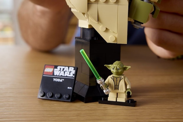 ライトセーバー(TM)を持つ「ヨーダ」のミニフィギュアも並べて飾ることも