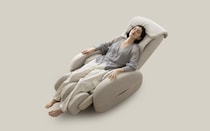 【リビングに馴染むマッサージ機】一見ただの極上ソファ!? アテックス「KOYOI AIR」で全身“ながら”コリほぐし習慣