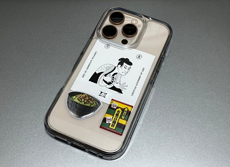 スマホケースにシールを挟むのもおすすめ!