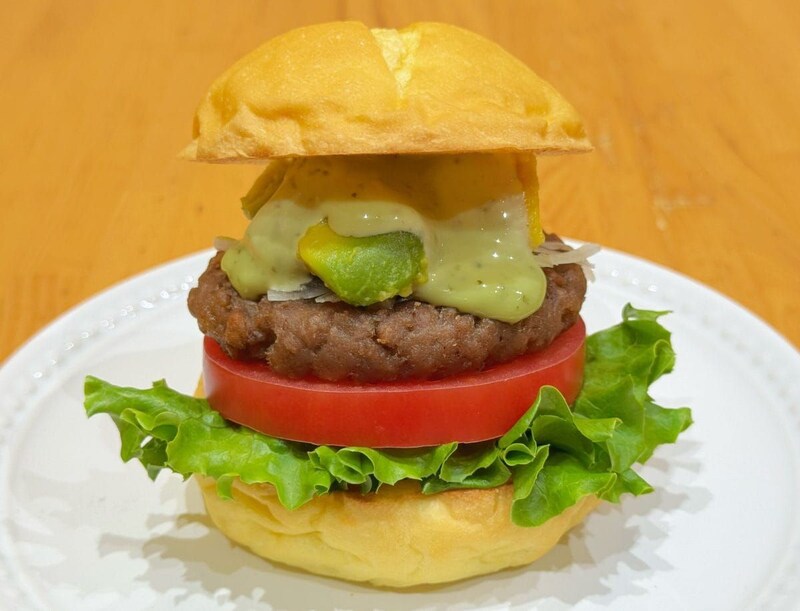 至高のプラントベースバーガー「米粉入りバンズのアボカドバジルバーガー」