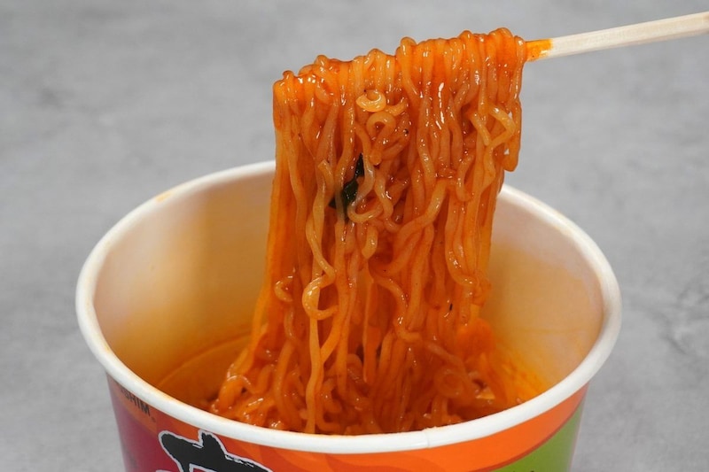 農心「辛ラーメン焼きそば 炒めキムチ カップ」は麺がもちもち！
