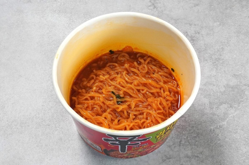 農心「辛ラーメン焼きそば 炒めキムチ カップ」は電子レンジで調理可能