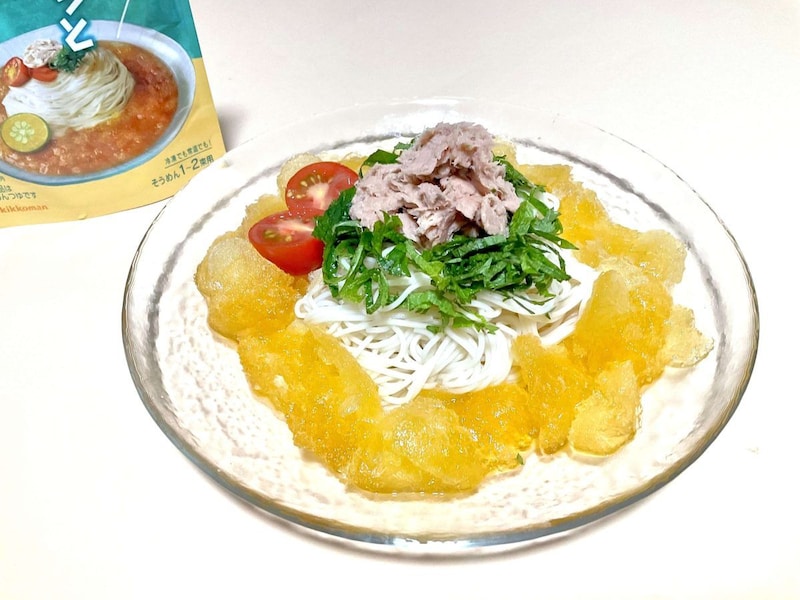 パッケージを真似して、トマト、大葉、ツナをトッピング