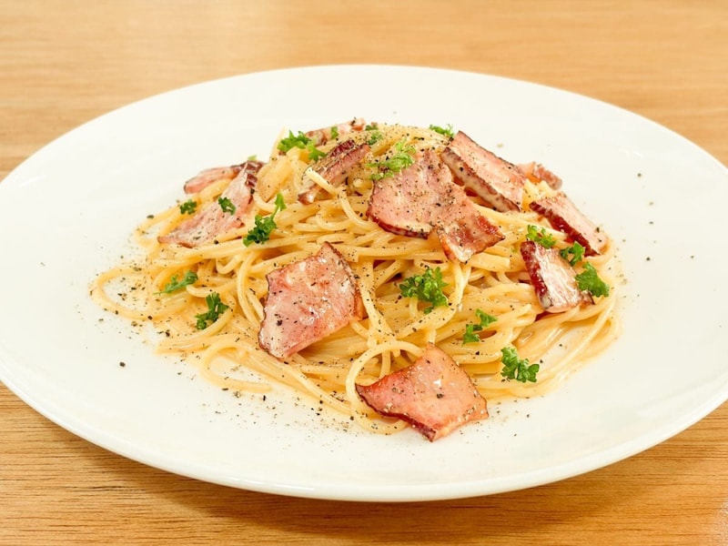 「ほどよいスモークの薫りと豚肉のうまみが食欲をそそる一品です！」というパッケージのキャッチフレーズ通り、料理が完成すると燻製肉の香りがテーブルの上に広がります