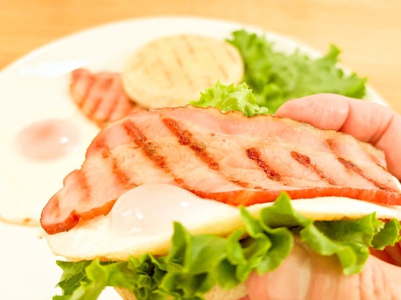 ベーコンエッグなんて、朝食の定番メニュー。朝からタンパク質を摂ることは重要です