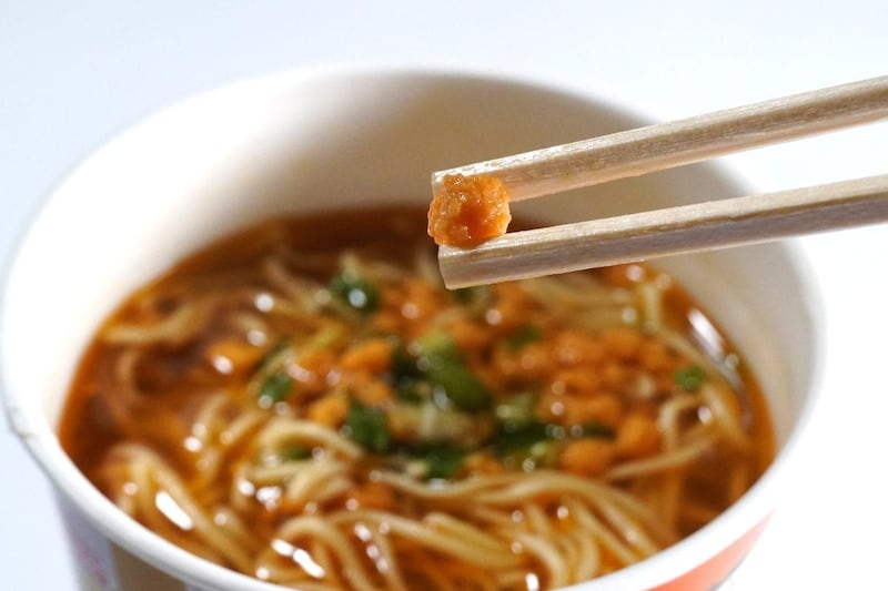 「こだわる大人の王様スープ 焼うにだし醤油ラーメン」のうに風味フレーク
