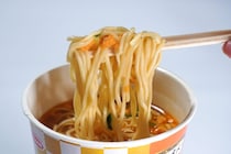 【うに好き感涙のカップ麺!?】キワモノと侮るなかれ！エースコック新作「焼うにだし醤油ラーメン」をマニアが速報レビュー