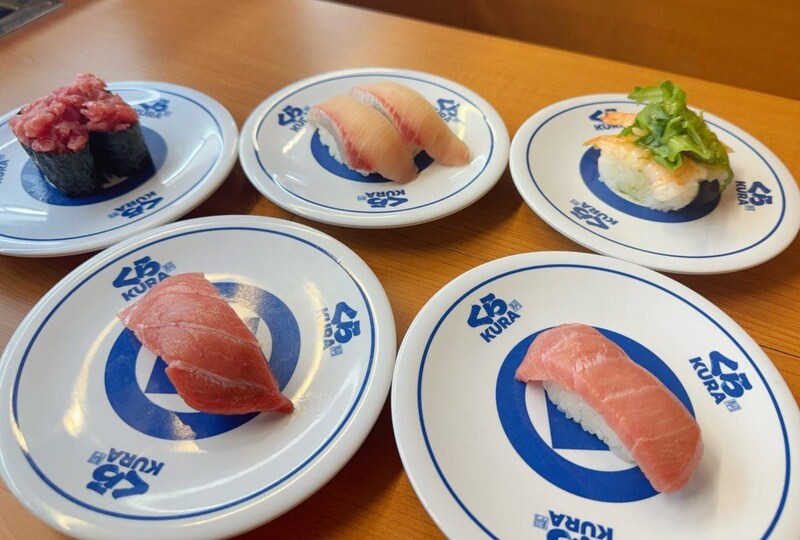 【くら寿司】くら寿司史上最高品質のマグロに溺れる……国産天然本まぐろフェアが凄すぎ！150円の「天然だしうどん」や絶品桃スイーツも本気レビュー！