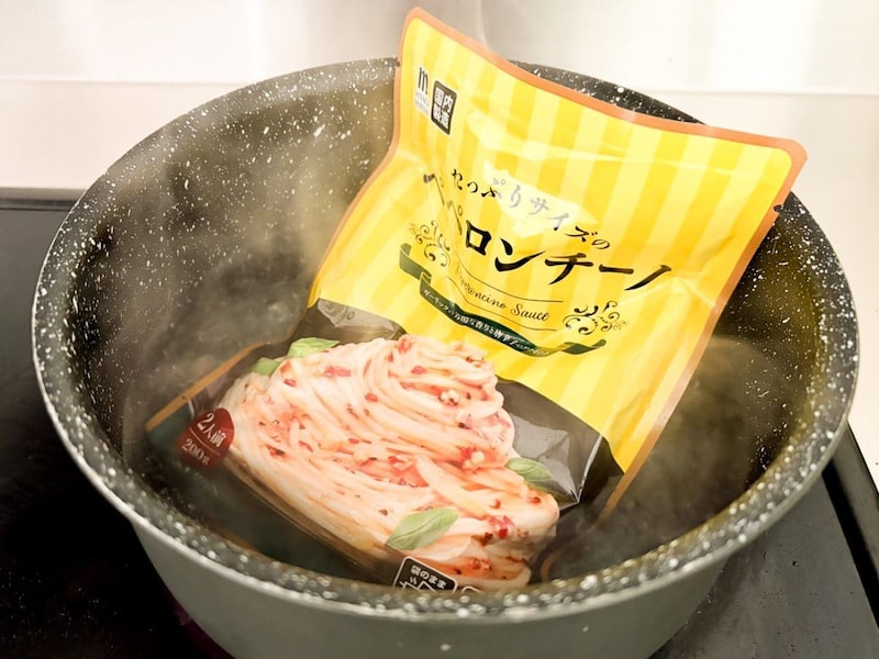 レトルトパックだから、そのまま湯せんでパスタソースを温めます。ちなみに、パスタソースを耐熱容器に移し、レンチンで温める作り方もあるようですが、洗い物が増えるだけなので、そのやり方は却下ですね