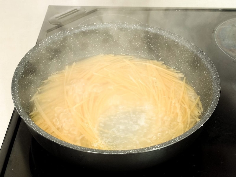 パスタソースの温めと同時進行で、パスタを茹でます。そして茹で上がったパスタに、温まったパスタソースを絡めるだけ