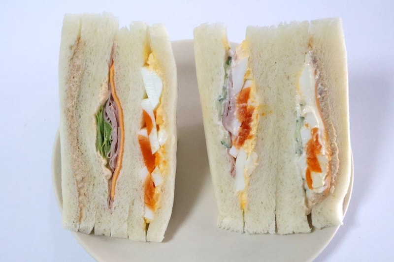 左：「3種のミックスサンド」/右：「大きなサンドイッチ　人気野菜の彩りミックス」