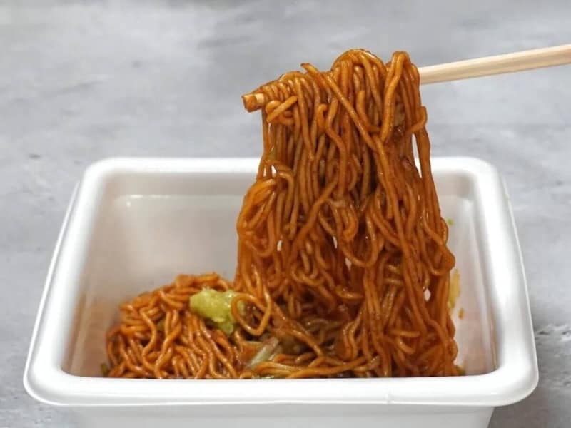 第3位　【このカップ焼きそばウマすぎる】奇跡のスガキヤ×ペヤングに高級焼肉級U.F.O.も！“規格外の進化系”ベスト3「1位は和牛の甘み×わさびの衝撃!?」