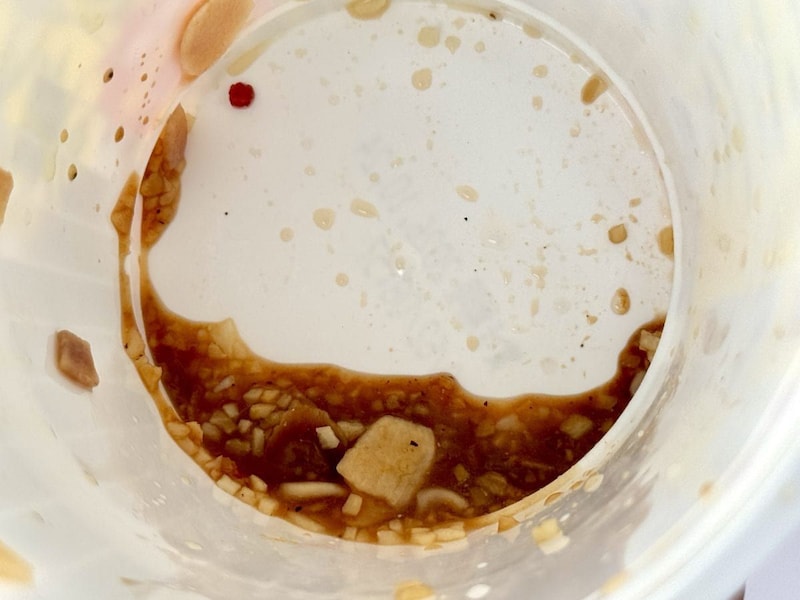 サンヨー食品
ニンニクマニア ニンニク豚醤油味／要注意ポイントとして、刻みニンニクが底にたまります。ぜひしっかりかき混ぜて、食べている最中も底から混ぜたほうがよいでしょう