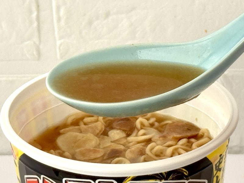 サンヨー食品
ニンニクマニア ニンニク豚醤油味／スープは、ポークの旨みをベースにキレのあるニンニクの風味と醤油のうまみを合わせた豚醤油系。こってりしすぎず、後味がスッと引けるのは設計が丁寧な証拠