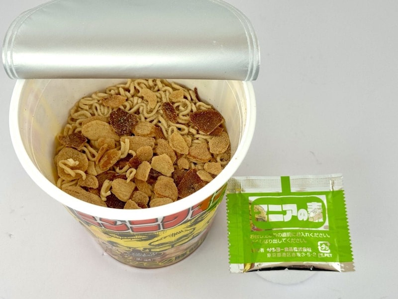 サンヨー食品
ニンニクマニア ニンニク豚醤油味／別添の「マニアの素」を追いがけすることでニンニクの香りと旨味がさらに倍増