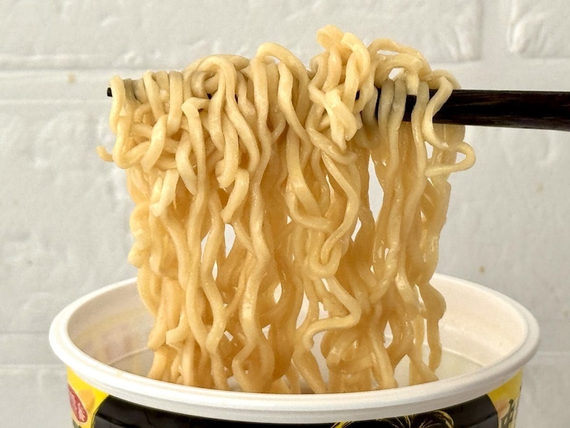 サンヨー食品
ニンニクマニア ニンニク豚醤油味／醤油を練り込んだ角刃フライ麺で、コシとプリッとした心地よい歯ごたえ