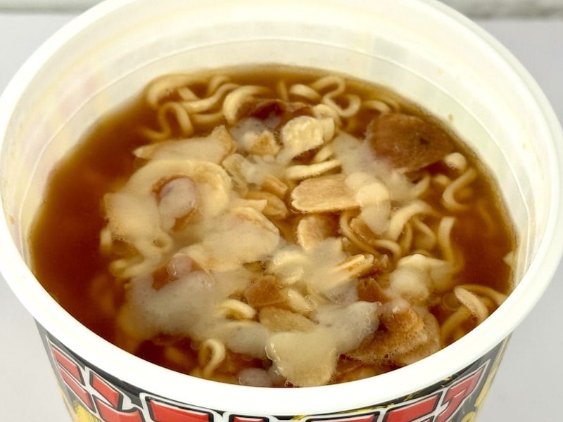 サンヨー食品
ニンニクマニア ニンニク豚醤油味／振り切った感じが満載で、沸き立つニンニクの香りが部屋中に充満します