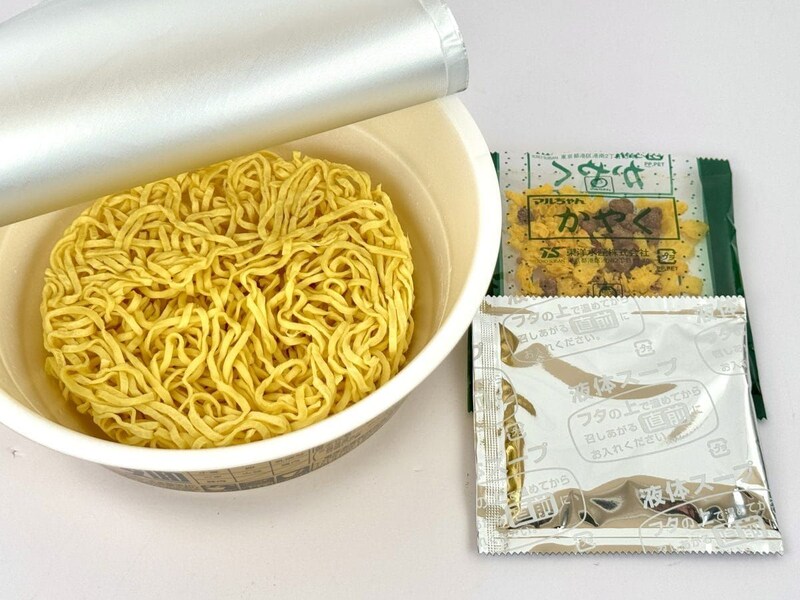 東洋水産
マルちゃん正麺 カップ にんにく塩担々麺／マルちゃん正麺カップが発売10周年を機に開発した「手もみ風麺」。その麺をひっさげて挑んだのが、このにんにく塩担々麺
