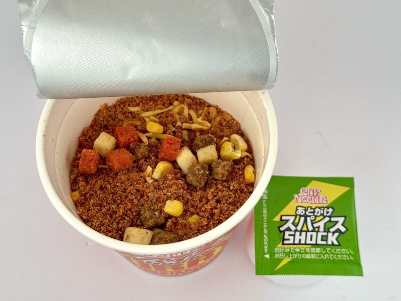 日清食品
カップヌードル スパイスSHOCKカレー／ふたに貼付された「あとがけスパイスSHOCK」を後から投入するという二段ロケット構造が唯一無二