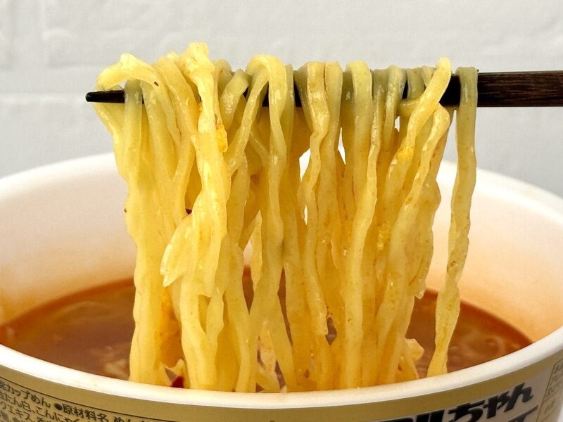 東洋水産
マルちゃん正麺 カップ にんにく塩担々麺／新開発の「手もみ風麺」はまるで手で揉んだような凸凹ある不規則な麺