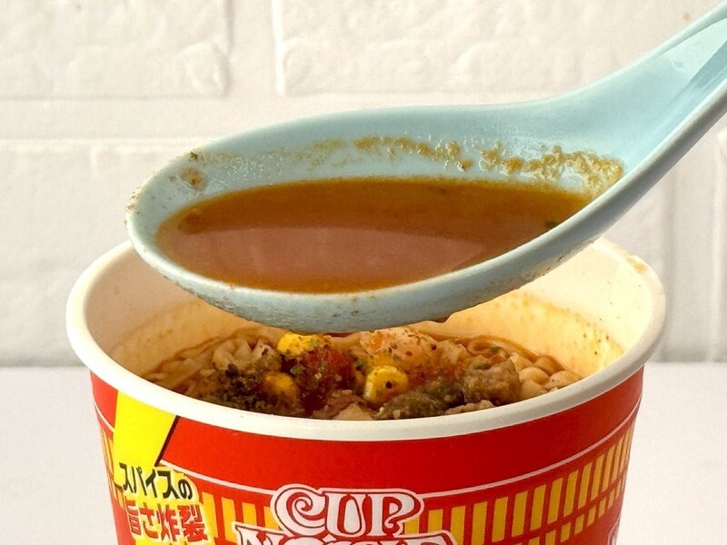 日清食品
カップヌードル スパイスSHOCKカレー／チキンの旨味とトマトの酸味がベースとなって、クミンやコリアンダーなど14種類のスパイスを効かせたコクと旨みと辛味がメリーゴーランドのようにお口の中で踊ります