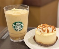 【スタバ“ホイップなし”新作フラぺ】大人の極上デザート誕生！苦さと甘さが絶妙すぎる「もったいないバナナ」のスイーツ2種を実食レビュー