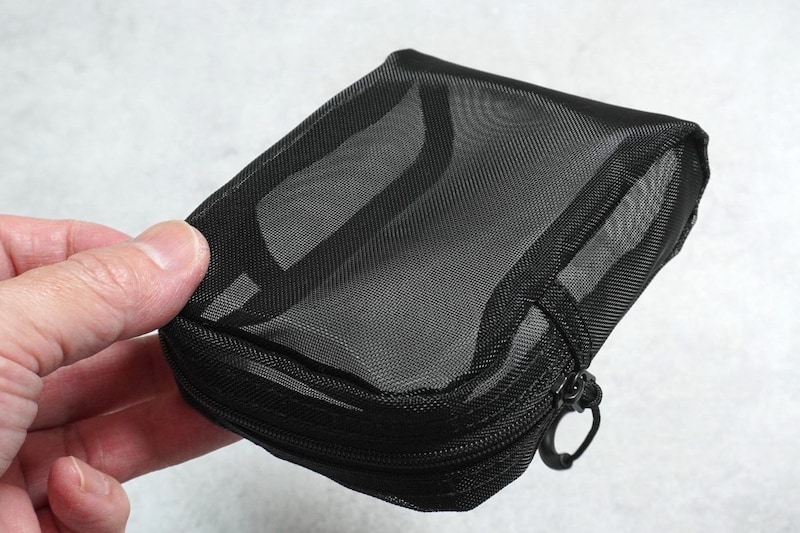 ハリのある素材によってスクエアな形状をキープ